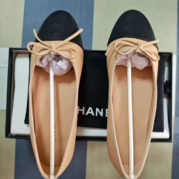 CHANEL Two-Tone Beige and Black Flats - Picture 1 of 7